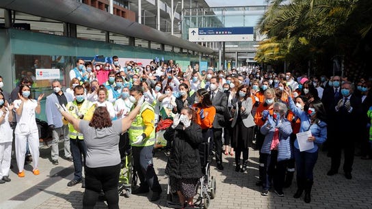Los pacientes dados de alta en Ifema han sido despedidos uno a uno con aplausos de los sanitarios.